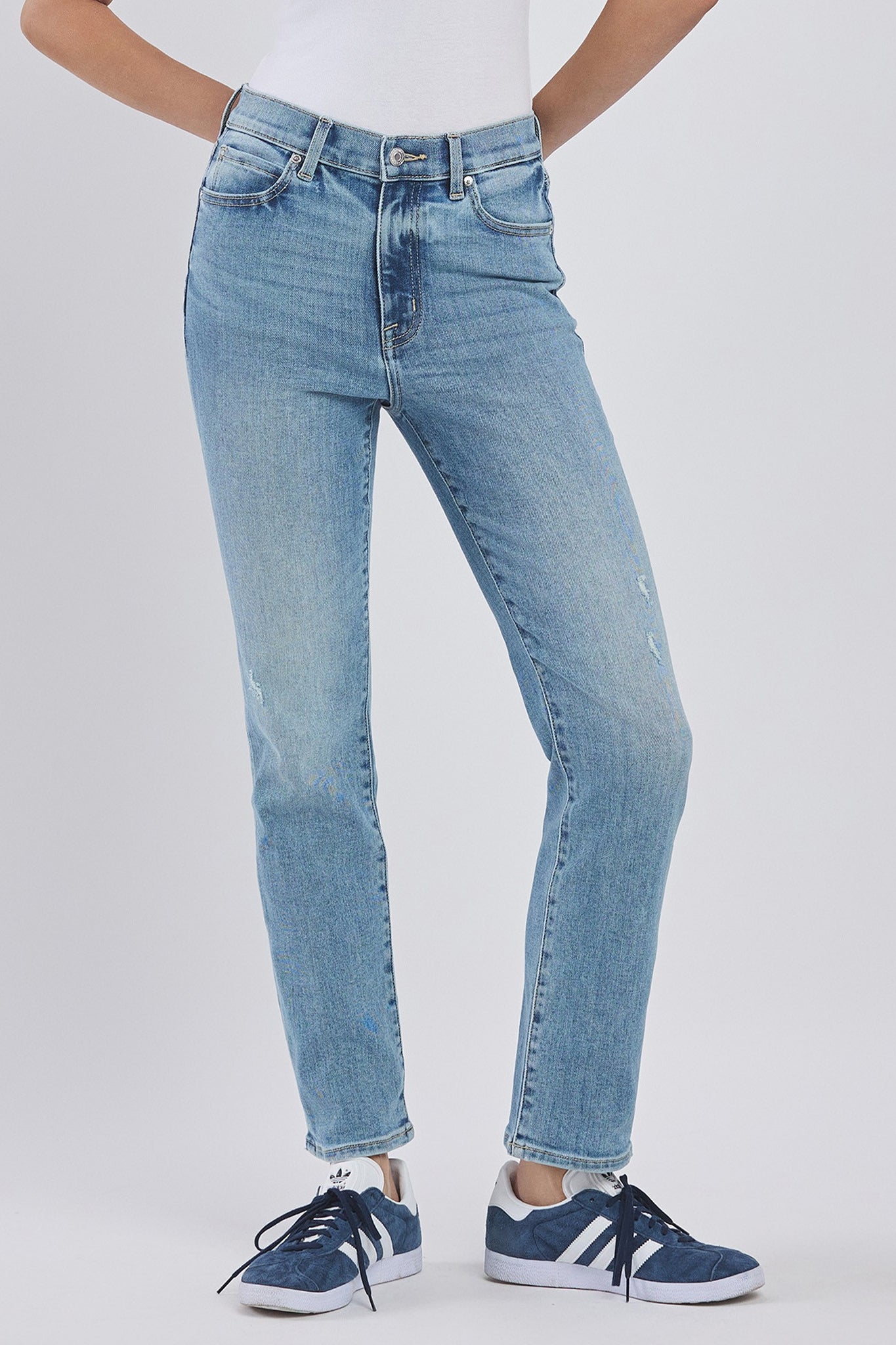 Eunina Luna slim straight jeans in Shoreline capture coastal ease with their relaxed fit, perfect for boho adventures.