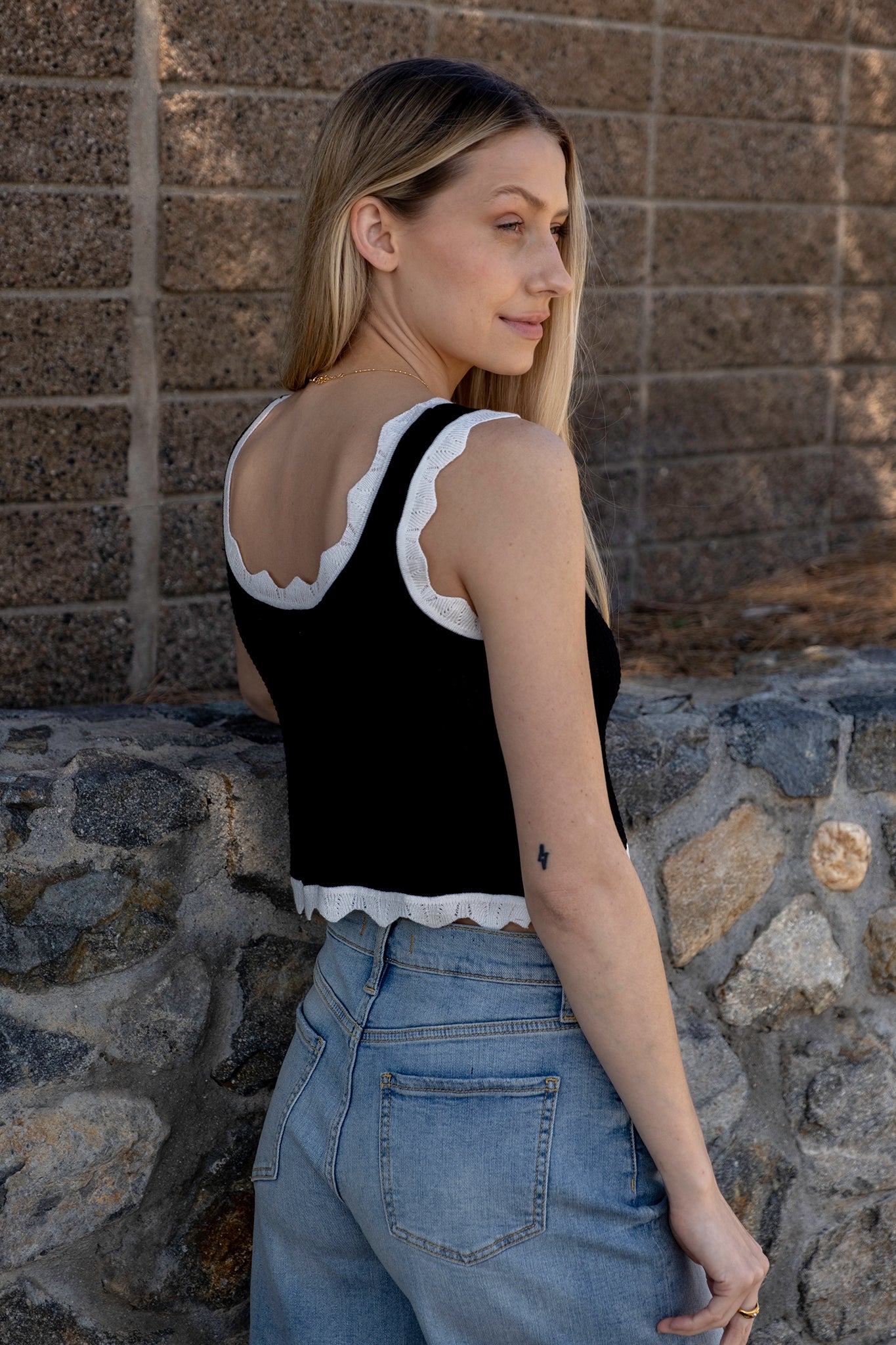 Cropped Scallop Knit Tank in Black