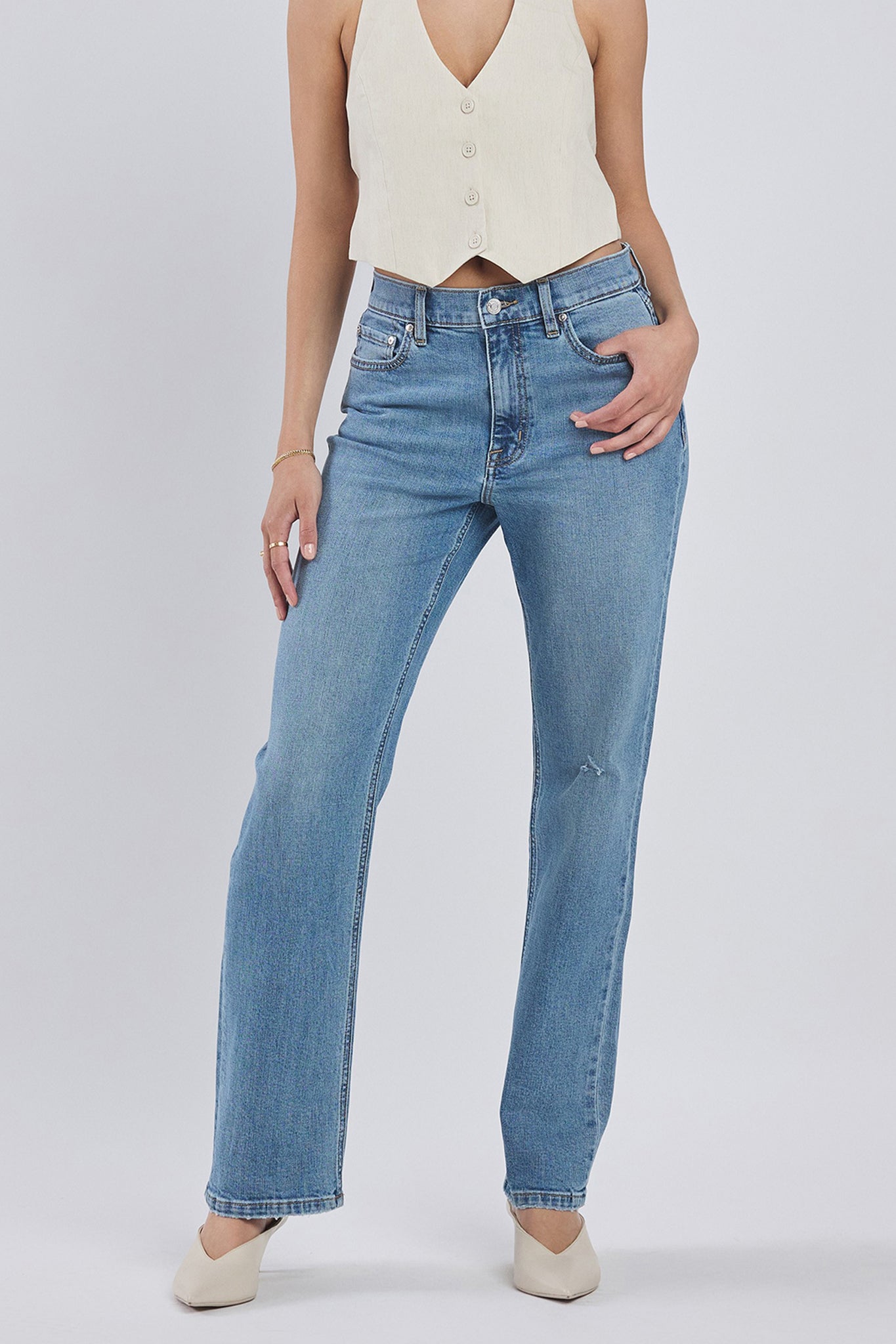 Eunina Codi dad jeans in Gobi offer a relaxed fit, perfect for a breezy coastal vibe from Larrea Cove.