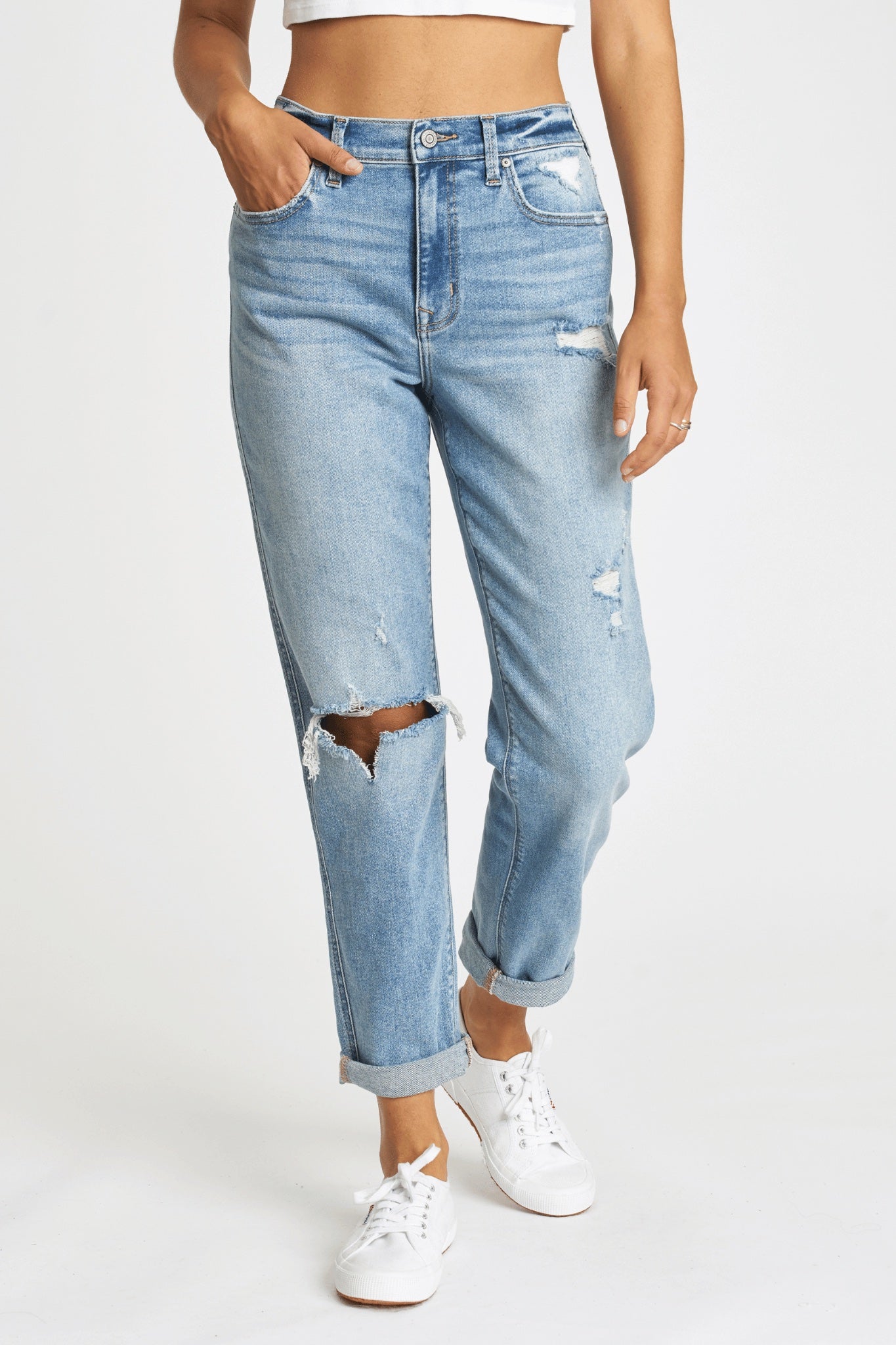Eunina Rocky Boyfriend Jeans in Aster, featuring a relaxed fit and light blue wash. The jeans are paired with stylish sunglasses. Ideal for casual wear, part of the 2024 collection by Eunina.