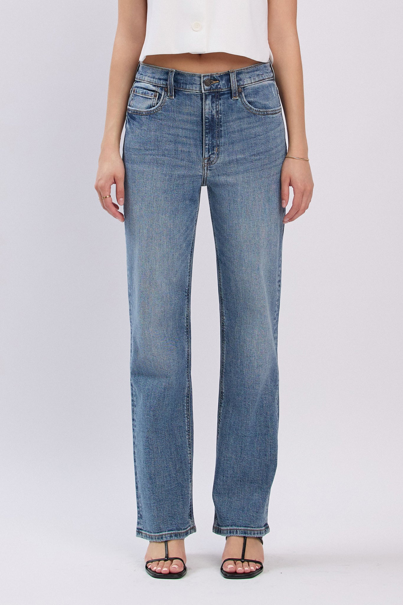 Eunina Codi dad jeans in mesquite, embodying Larrea Cove's effortless coastal vibe with relaxed fit and earthy tones