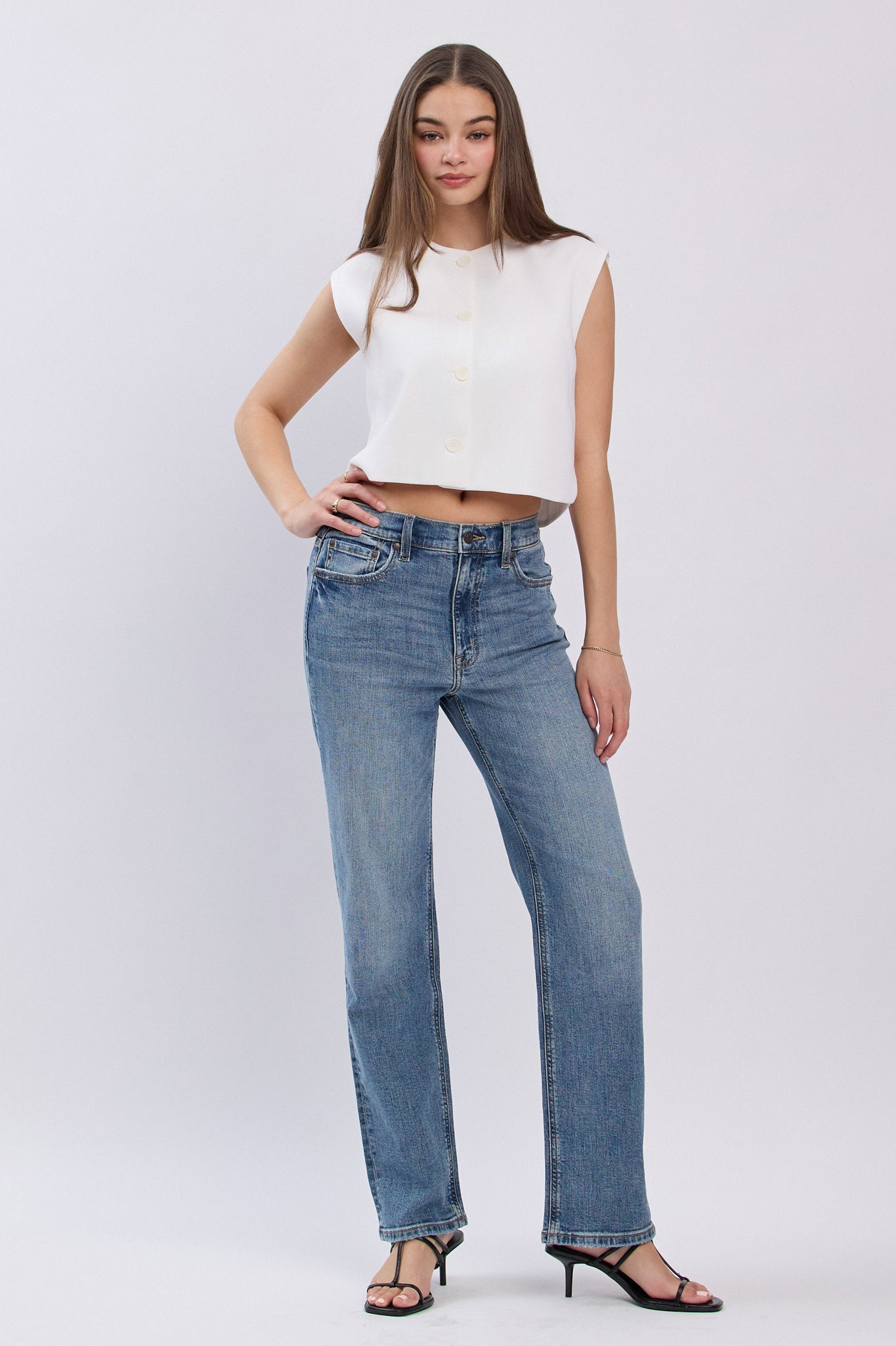 Eunina Codi dad jeans in mesquite, embodying Larrea Cove's laid-back coastal vibe with a relaxed, timeless fit.