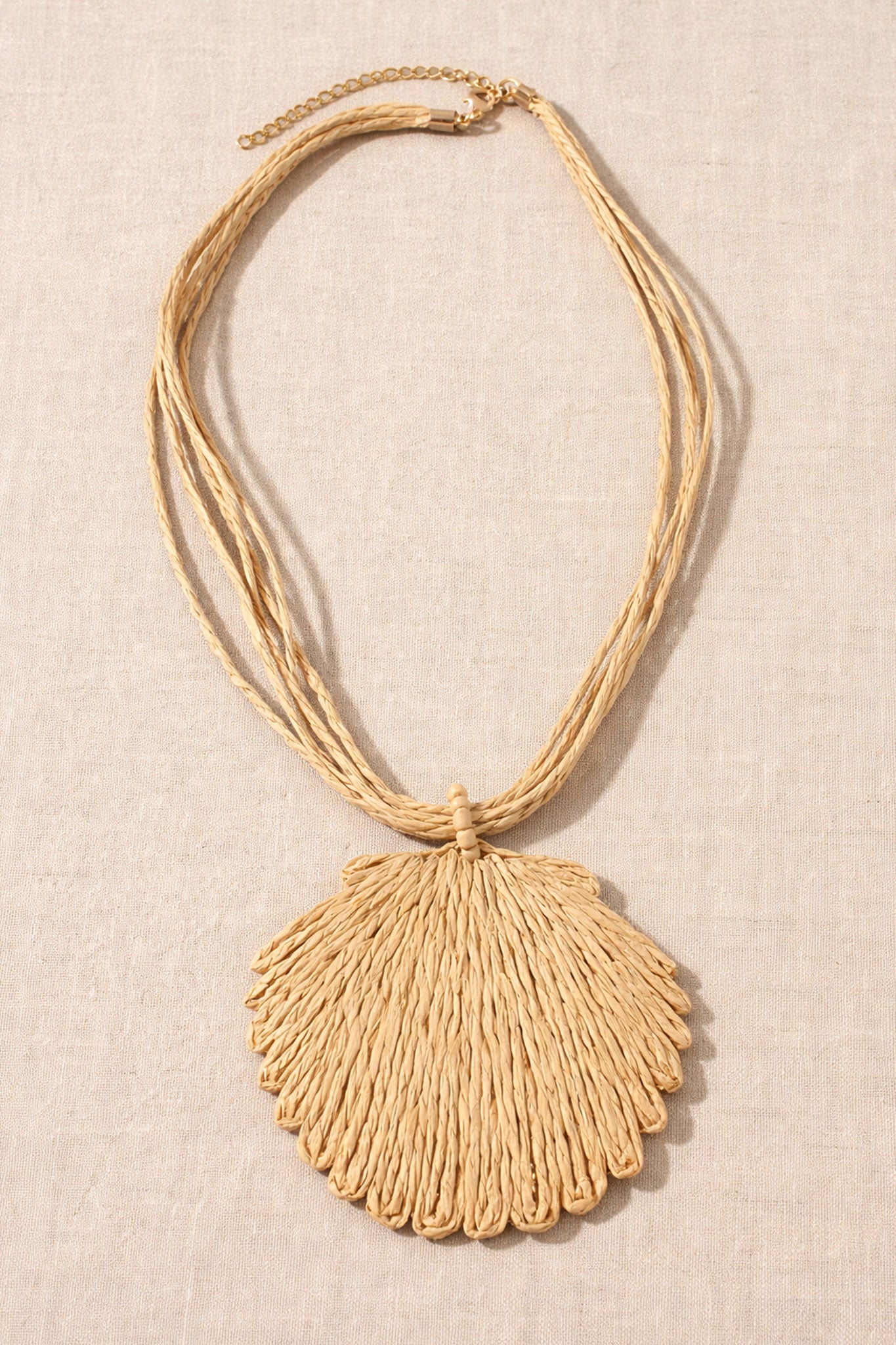 Golden Shore Raffia Shell Necklace in Beige