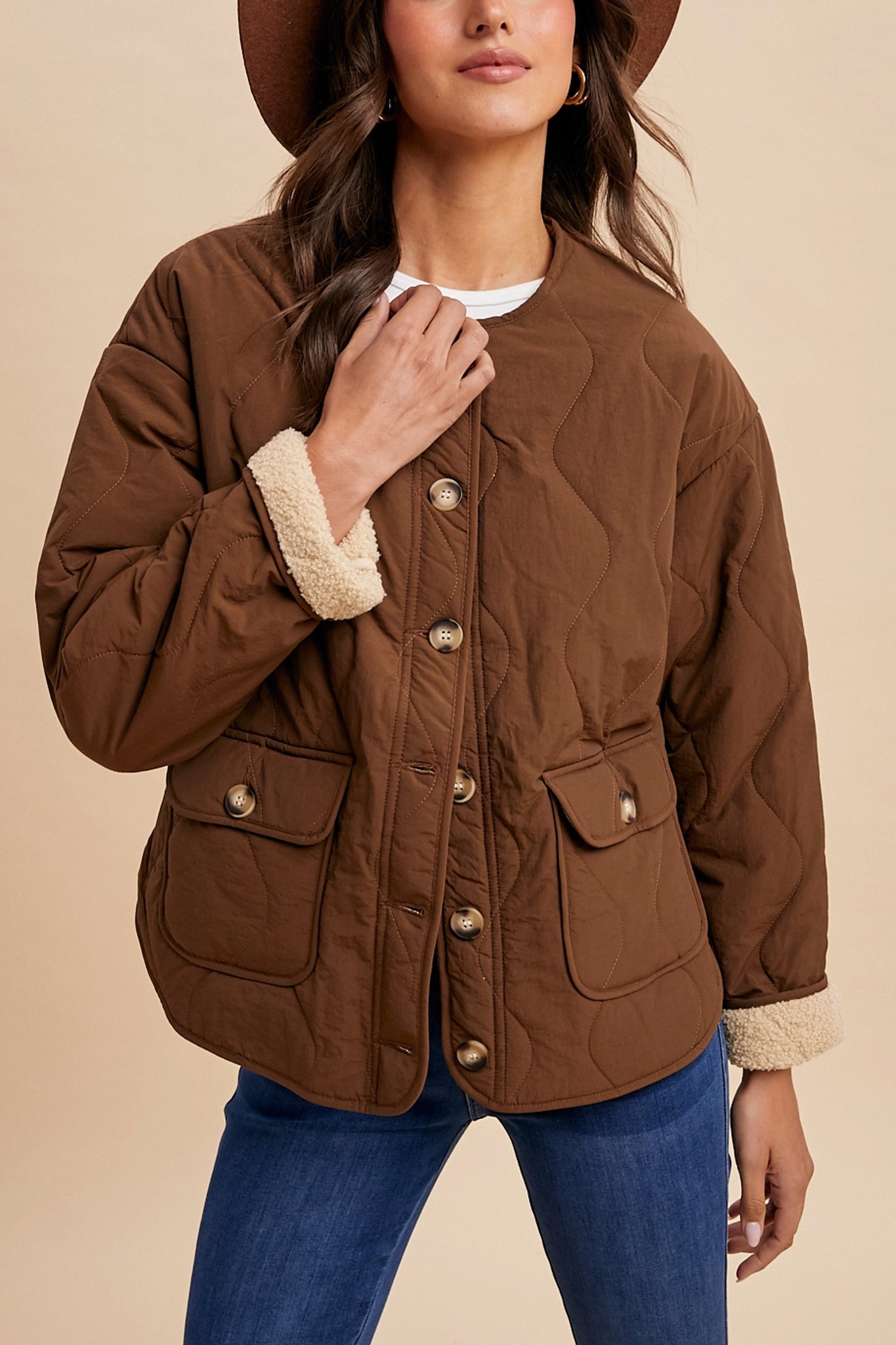 Embrace cozy coastal vibes with Larrea Cove's Highland Sherpa-Lined Quilted Jacket in chestnut, perfect for breezy seaside strolls.