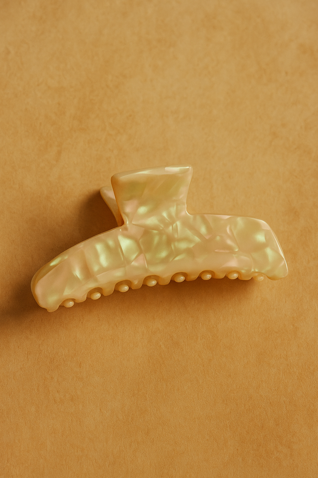 Pearly White Claw Hair Clip